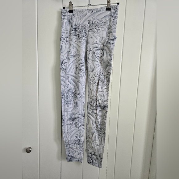 Lululemon leggings, white floral Speed Up Tights Luxtreme, size 2 - Picture 1 of 3